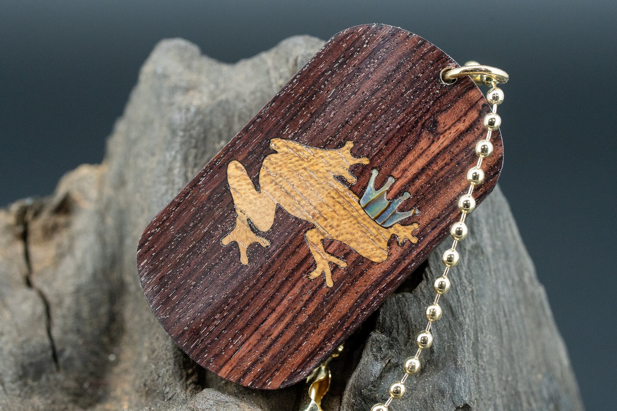 【王室御用達 】 キングウッド ドッグタグ 象嵌 カエルの王様