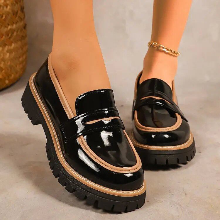 女性の平底ローファー プラスサイズ 春と秋のファッション エッジングデザイン パテントレザー 厚底丸頭靴