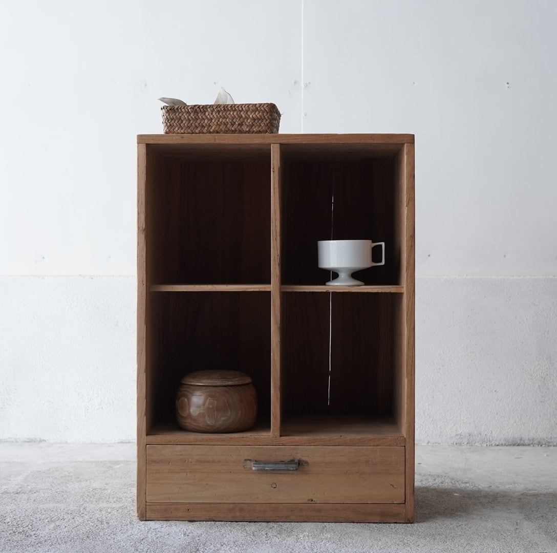 引き出しのついた木製棚