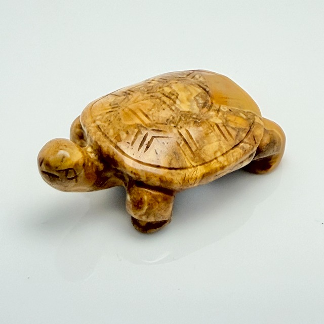 【大地の安定と長寿を願う】ピクチャージャスパー 亀の彫刻置き物 約57×35×18mm【O8005】