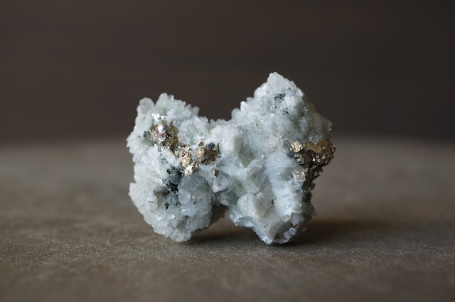 ブルガリア産ブルーカルサイト/パイライト Calcite/Pyrite 2010