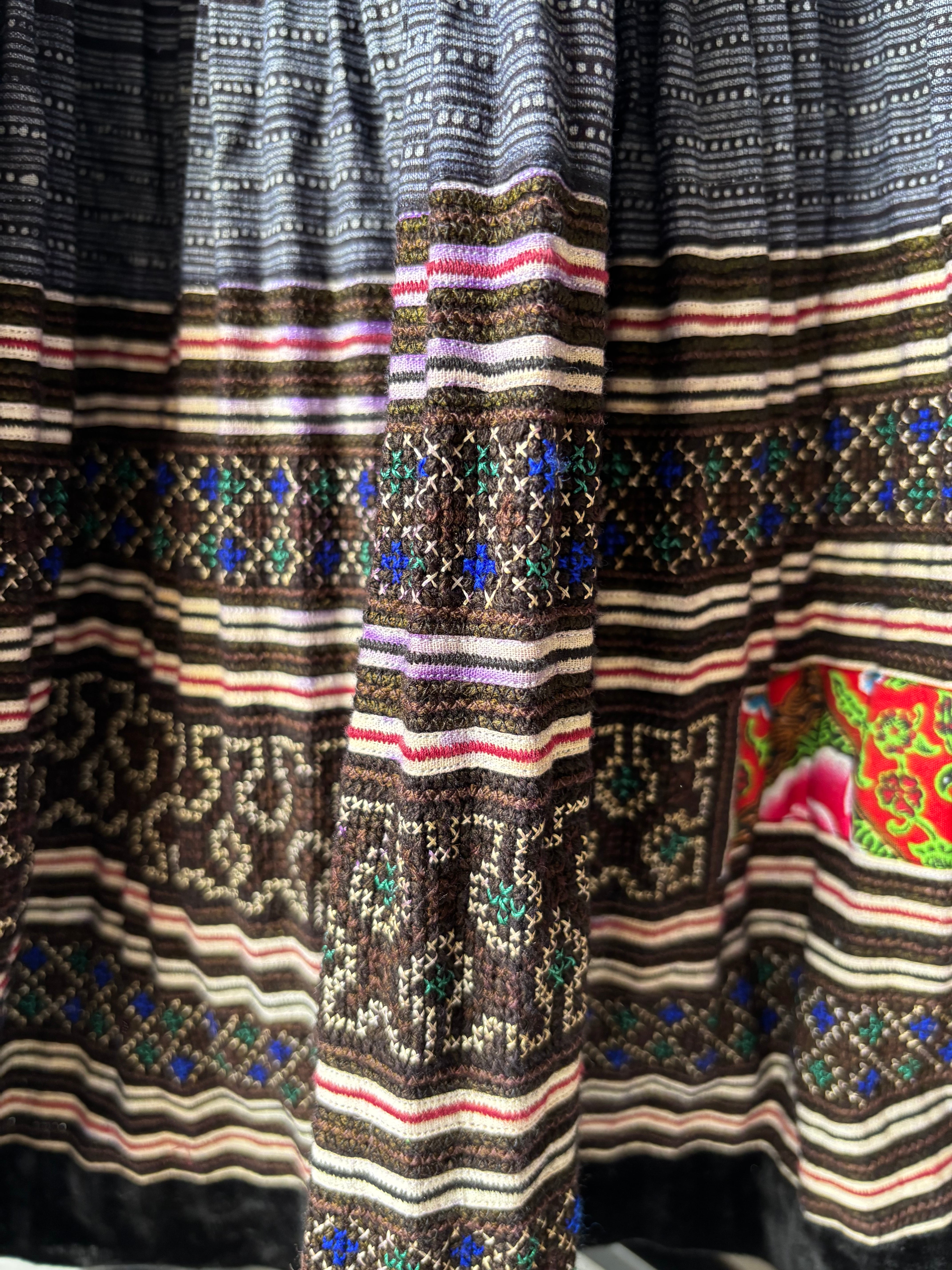 モン族スカート 077 ロング 裾ボリューム 贅沢に巻きスカート1枚使用