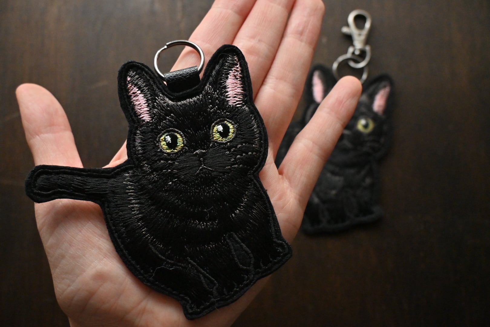 刺繍黒猫短毛ちゃんのキーホルダー【全身】 | 猫と暮らす洋裁店