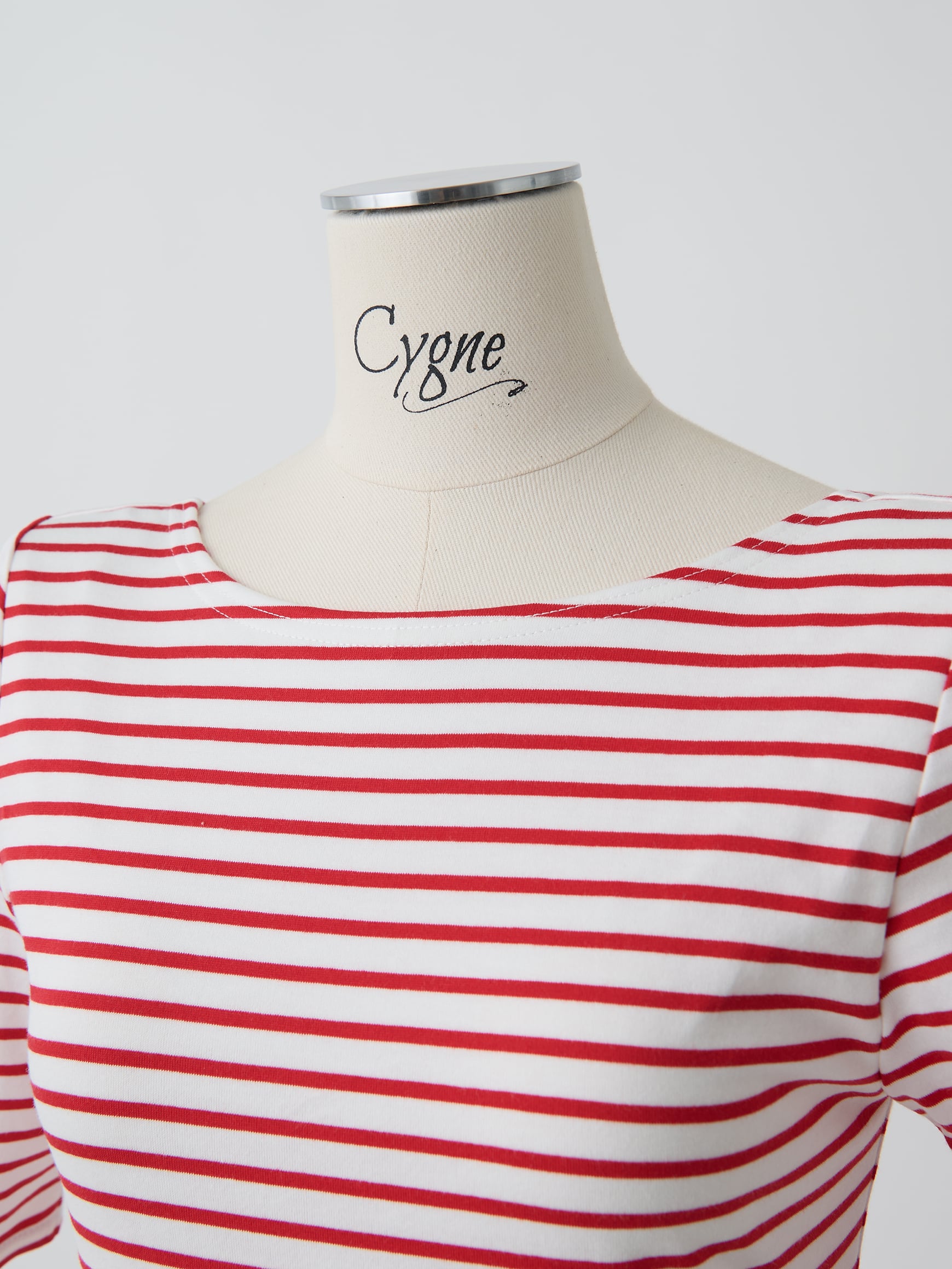 半袖バックオープントップス Rena ホワイト×レッド | Cygne
