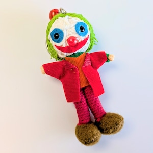 ♧【 Joker ( ジョーカー ) フォリアドゥver. / アーサーフレック / ホアキンフェニックス 】 Voodoo doll KeyHolder / ブードゥー人形 / 身代わり人形 /お守り人形 〚アメリカン雑貨 アメトイ〛
