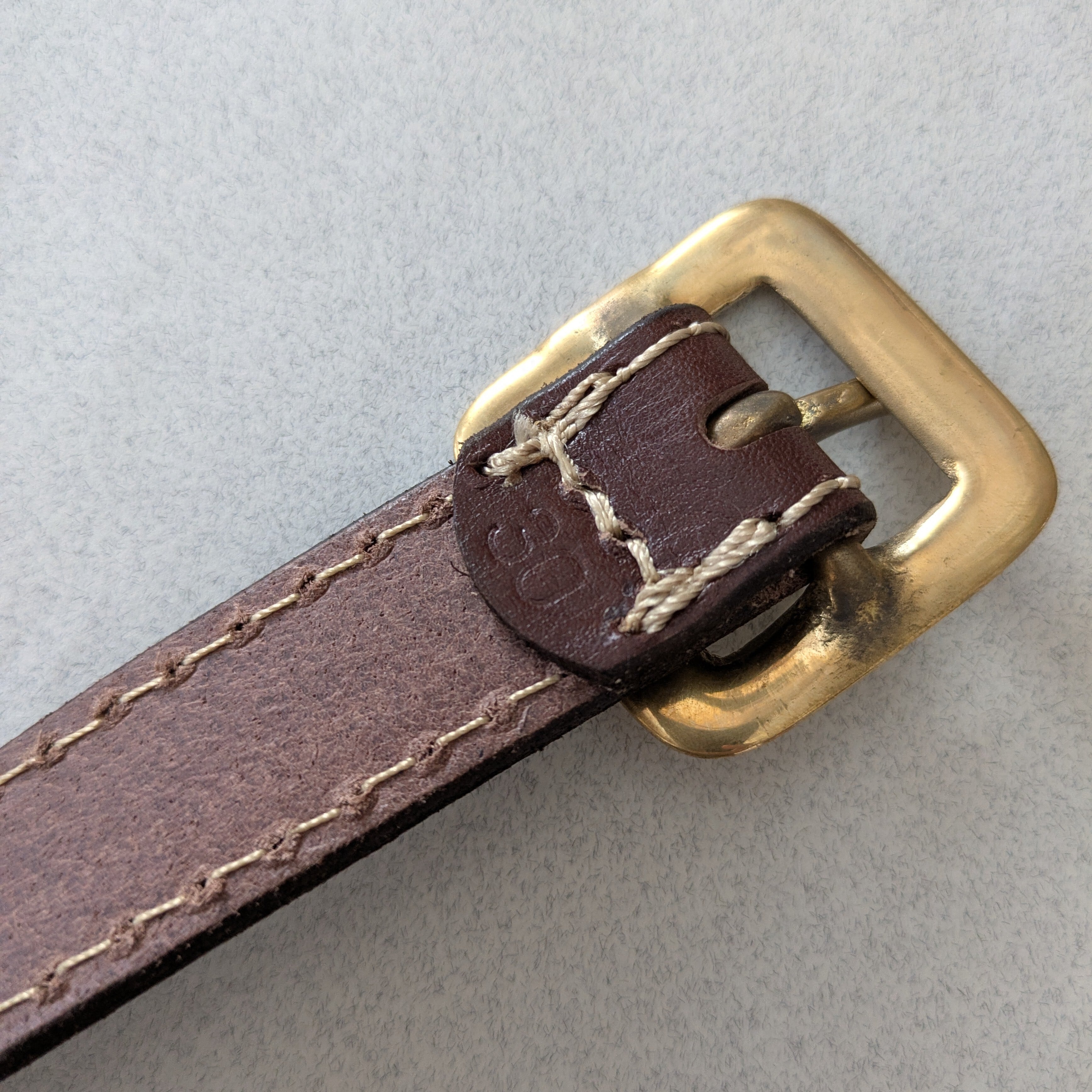 saranam ベジタブルタンニンレザーにこだわるブランド saranan／サラナン ストラップ付レザーキーケース 短期使用