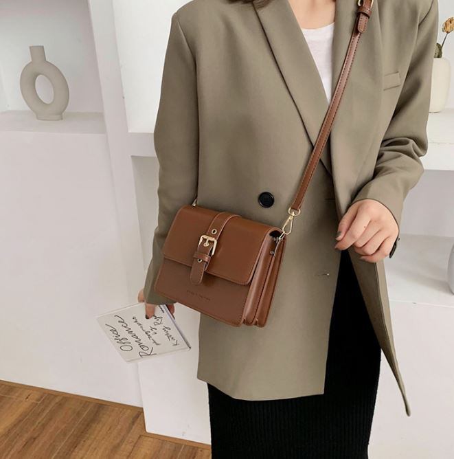 即納 おしゃれ見えバッグ レトロ ミニサイズ フェイクレザー ショルダーバッグ ベルトバックル スクエア型 ワインレッド Lamitte Deco トレンド 韓国ファッション ショップ Base店