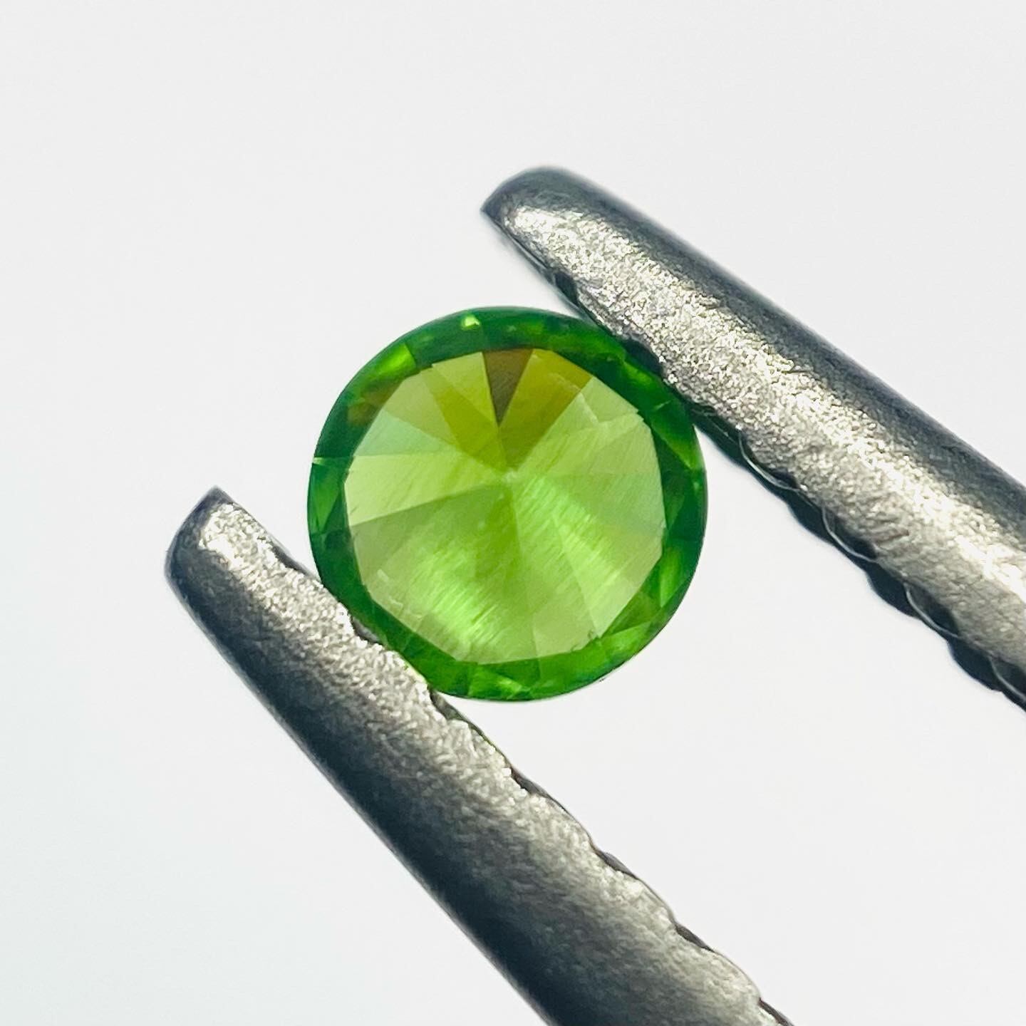 綺麗なホーステール入り ロシア産デマントイドガーネット2