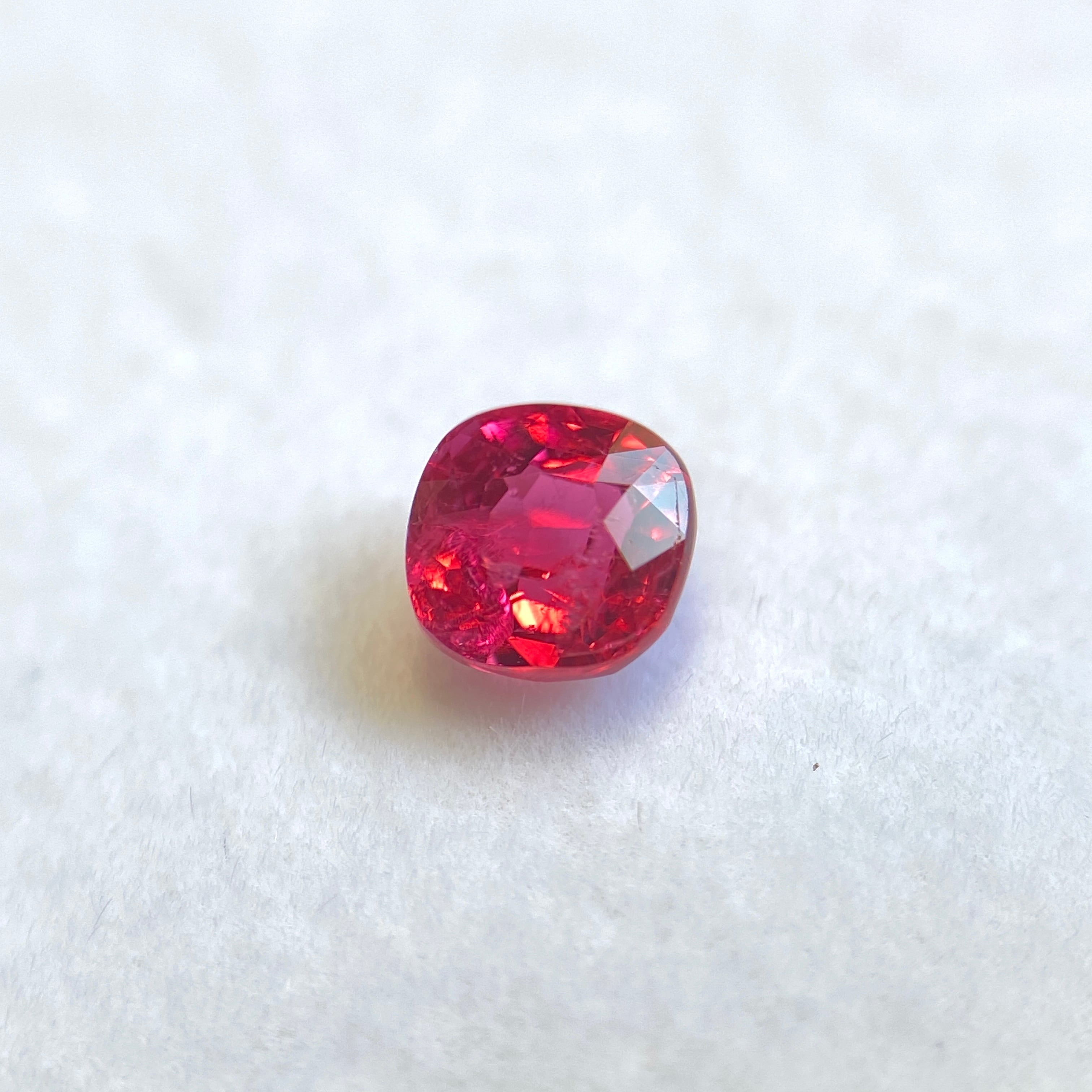 動画有】ジェダイスピネル 0.46ct ミャンマー産 GUILD鑑別書付き 蛍光