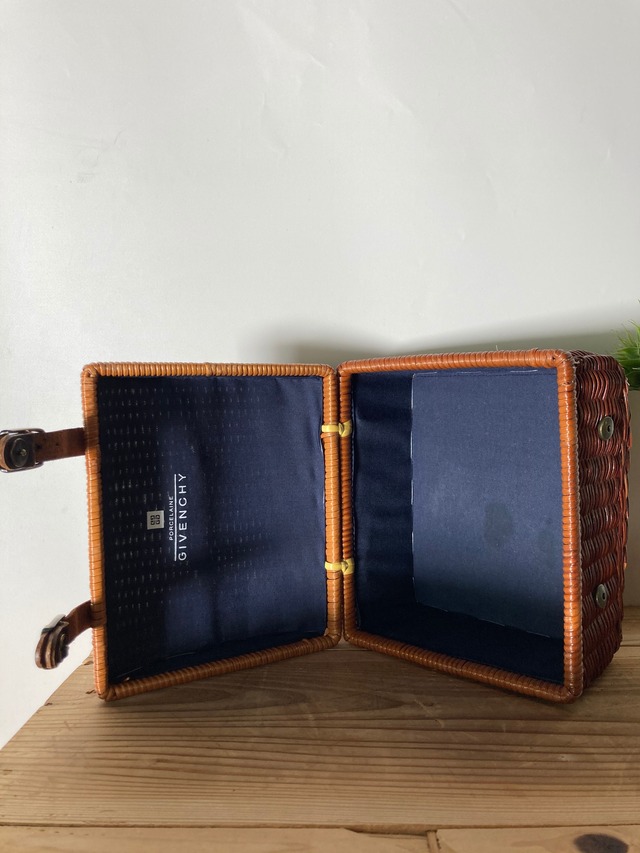 ヴィンテージのラタンのバスケット