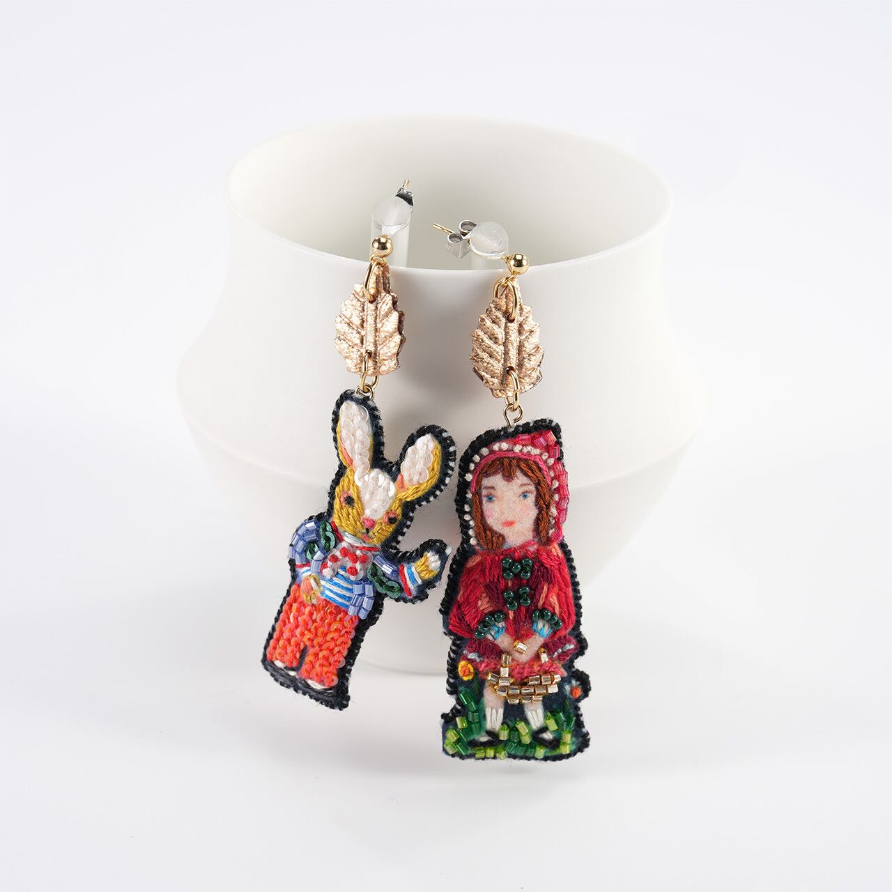 刺繍ピアス / 刺繍イヤリング Little Red Riding Hood and the Rabbit