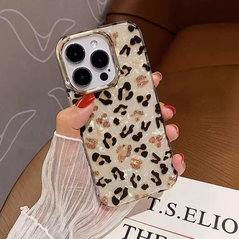 Urban Sophistication iPhone15Pro レオパード Urban Sophistication] テテ着用 THE PUFFER CASE - LEOPARD (Urban