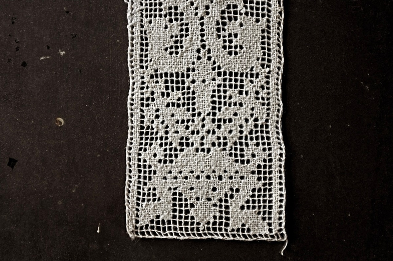 19世紀 フランス リネン 鳥と魚と薔薇と カンデラブルムのあるゴシック的ハンドワークフィレレースモチーフ アンティーク