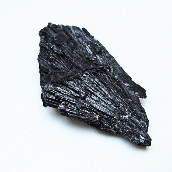 ブラック カイヤナイト 原石 一点物 171-7517