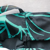 フラダンス 衣装 ワンピース ドレス ブラック系 アロハスタンダード 日本製 モンステラ柄 ALOHA STANDARDS ハワイアンプリント アロハ フラ ダンス レッスン 練習 キャミソール 華やか 鮮やか 上品 大人っぽい グリーン系 黒 緑 ブラック グリーン モンステラ ハワイアンワンピース アロハ 大人用 おしゃれ 上品 練習用