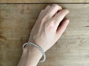 Silver bangle / b