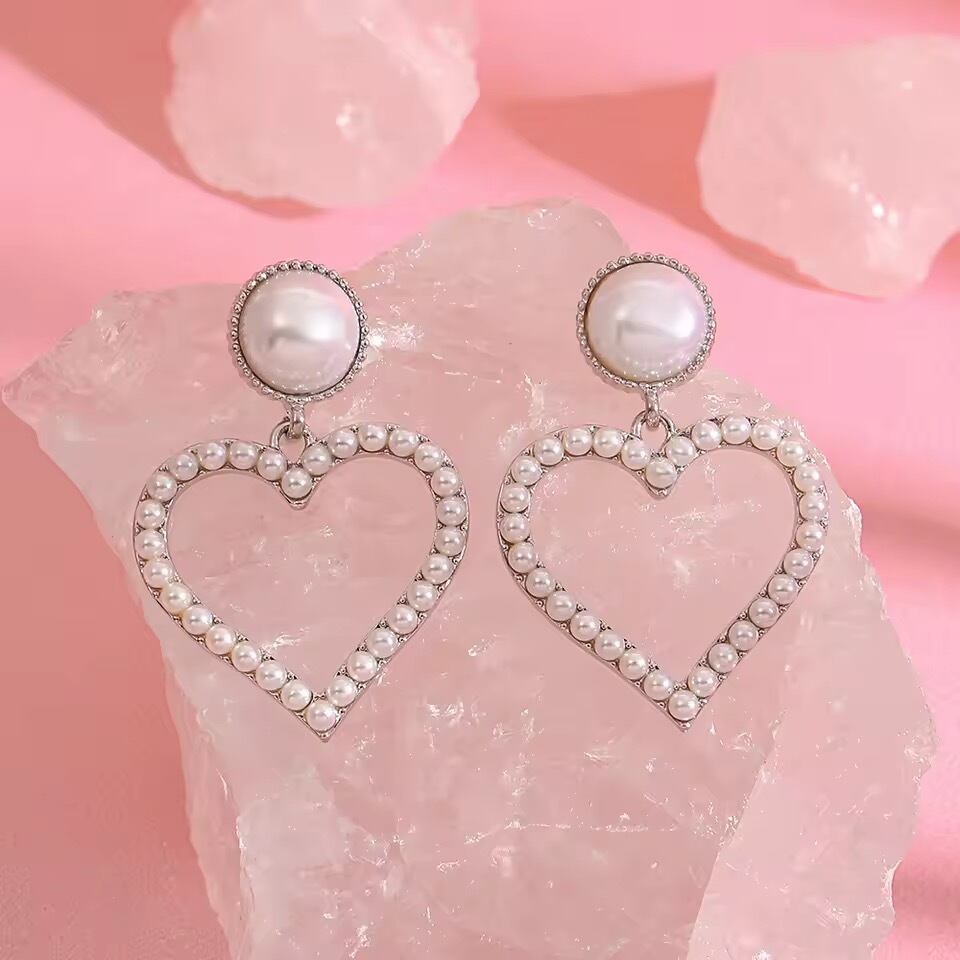 パールハートピアス（一ヶ月程でお届け） | milkyfleur