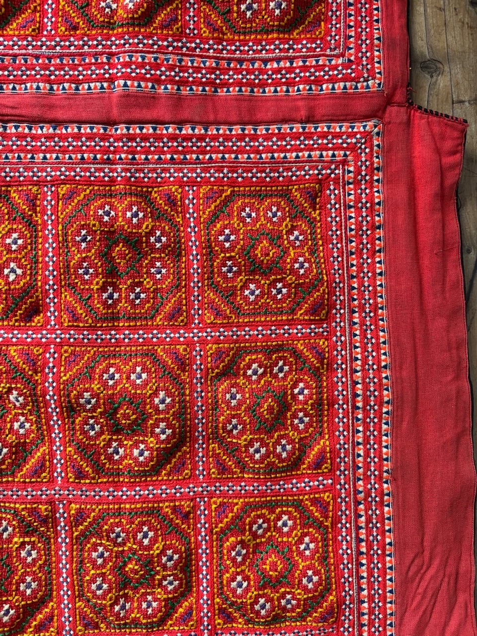 古布モン族手刺繍・おんぶ布下部分 はぎれ、布地 裁縫、刺繍 【公式通販】