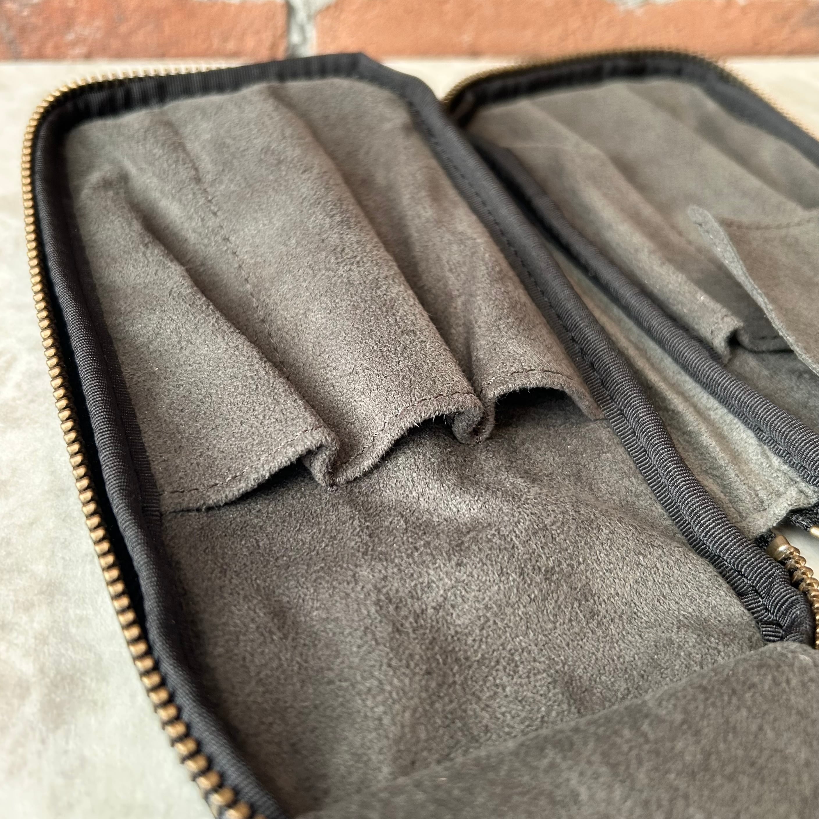 ＆Liebe「大切な6本を守って、眺めるジップペンケース（栃木レザー