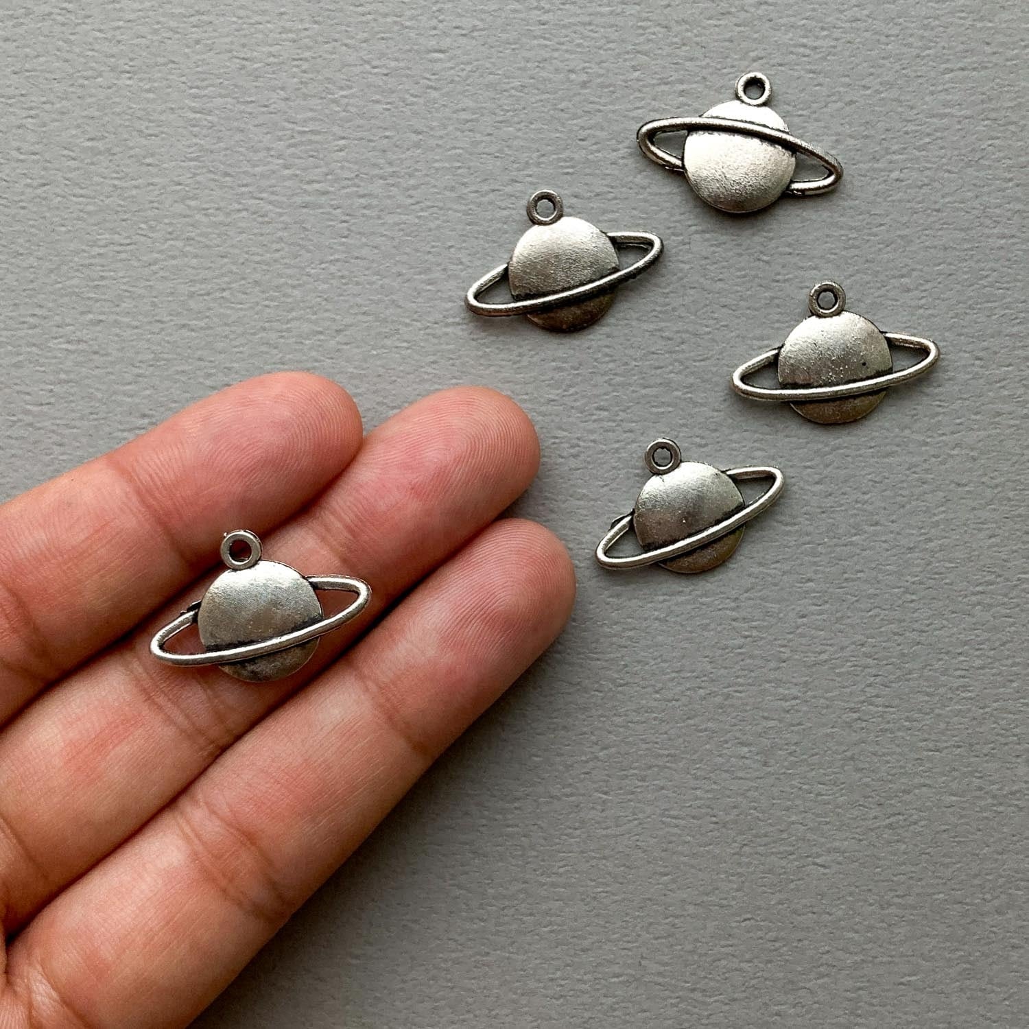 アンティーク風シルバー土星チャーム | Dua-アクセサリーパーツショップ