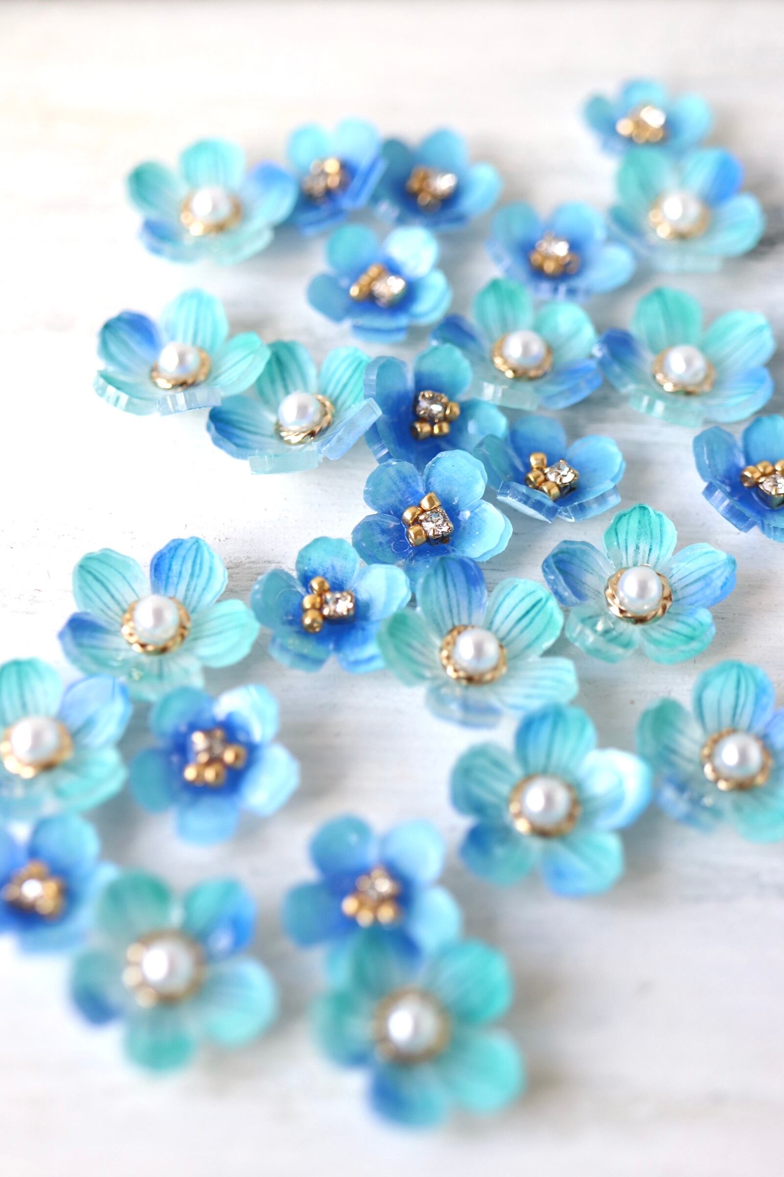 揺れるミントブルー花のピアス／イヤリング ミントブルー、花、flower 