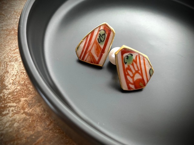 九谷焼五彩の陶片ピアス（赤）