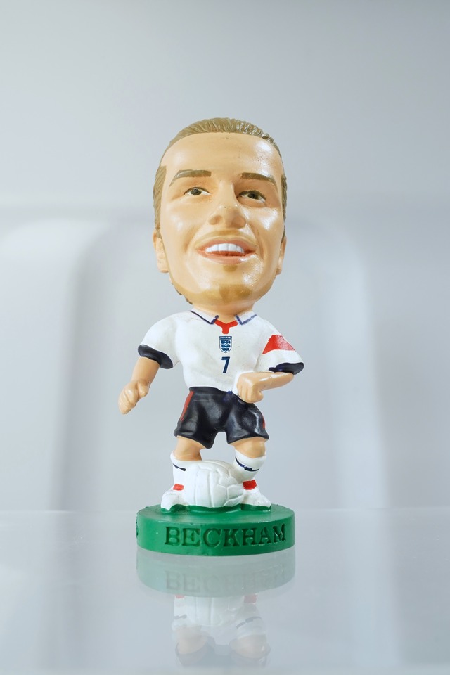 デビッド・ベッカム (David Beckham) ⭐️⭐️⭐️⭐️☆ Corinthian ProStars “イングランド代表 (England National Team)” （コリンシアン プロスターズ イングランド代表） グリーン台座 サッカーフィギュア No.7 Green Base (2004年刻印／Collector No. PRO975) Limited Edition Soccer Figure 約7〜8cm