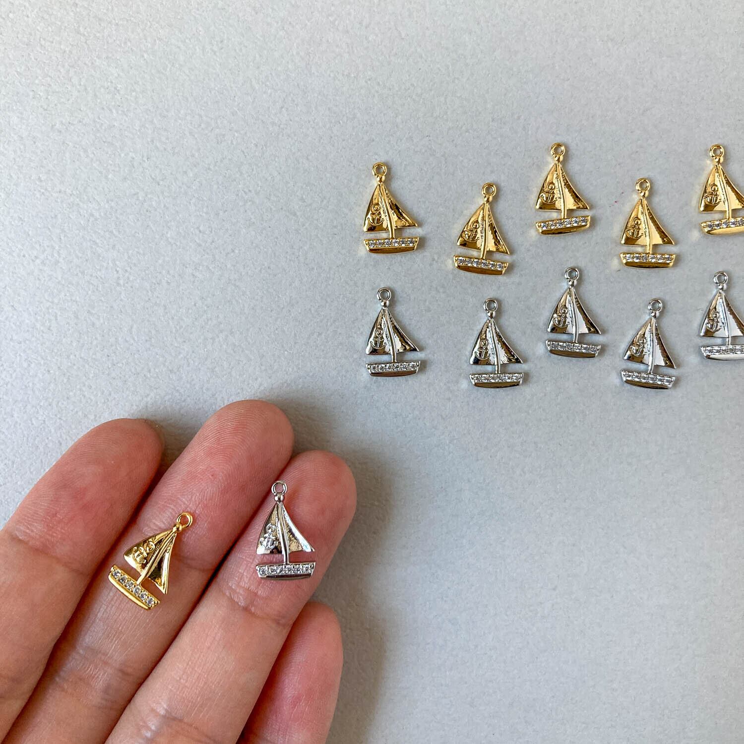イカリマーク付きヨットのビジューメタルチャーム（16K/プラチナメッキ