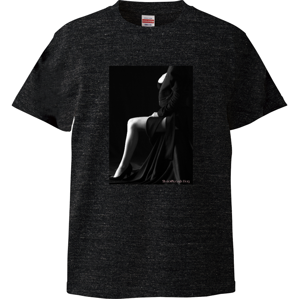 No.6黒 モノクロ写真アートフォトプリント半袖Tシャツ(『女性の No.6黒 モノクロ写真アートフォトプリント半袖Tシャツ(『女性の