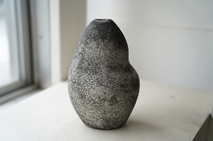 7　多層一輪挿し（炭化）１　山下寛兼