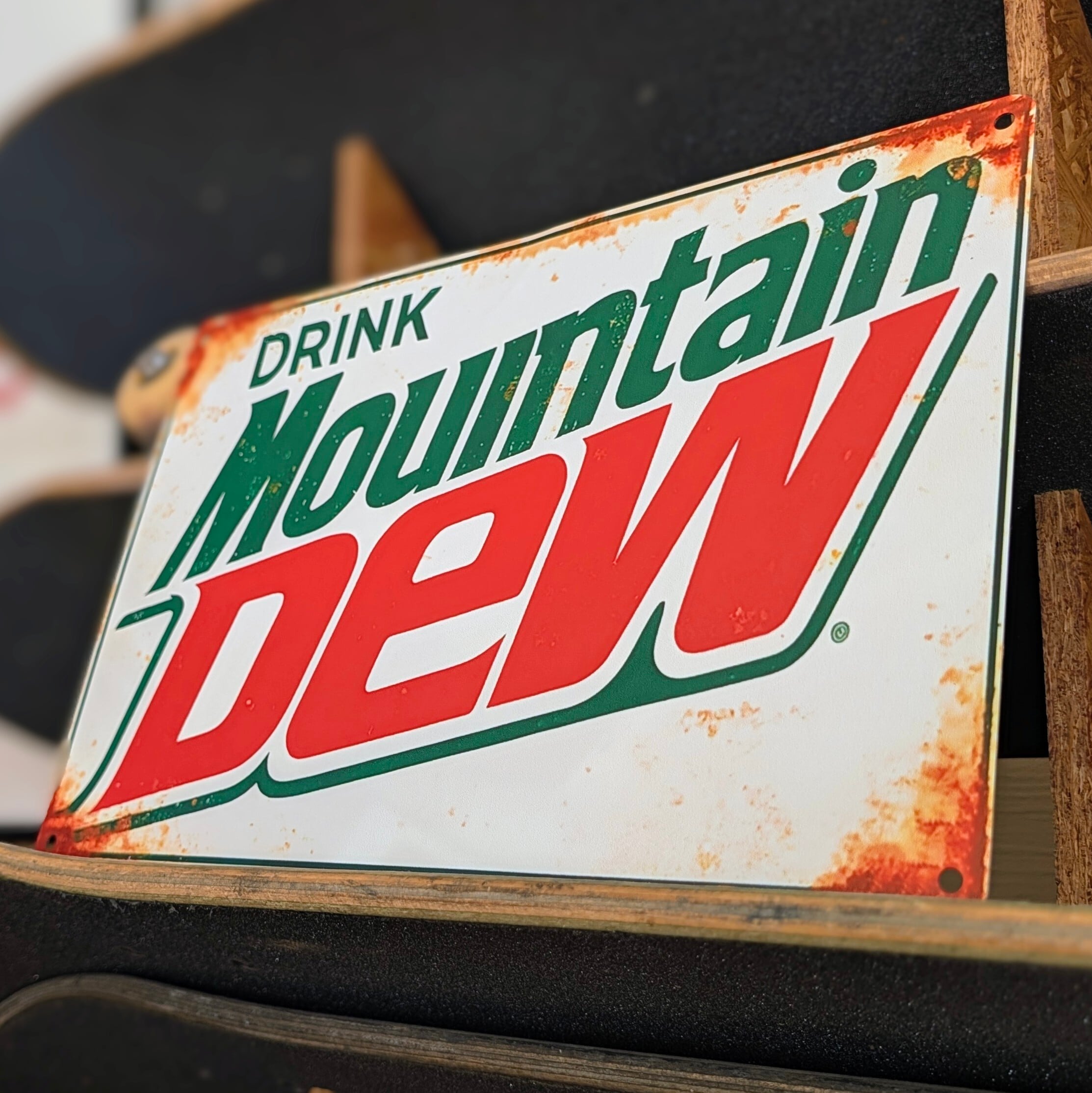 送料無料!ちょうどいいブリキ看板【 Mountain Dew ( マウンテンデュー ) 】 METAL SIGN / メタルサイン / ブリキ看板 / サインボード / ビンテージ加工〚アメリカン雑貨 アメトイ〛