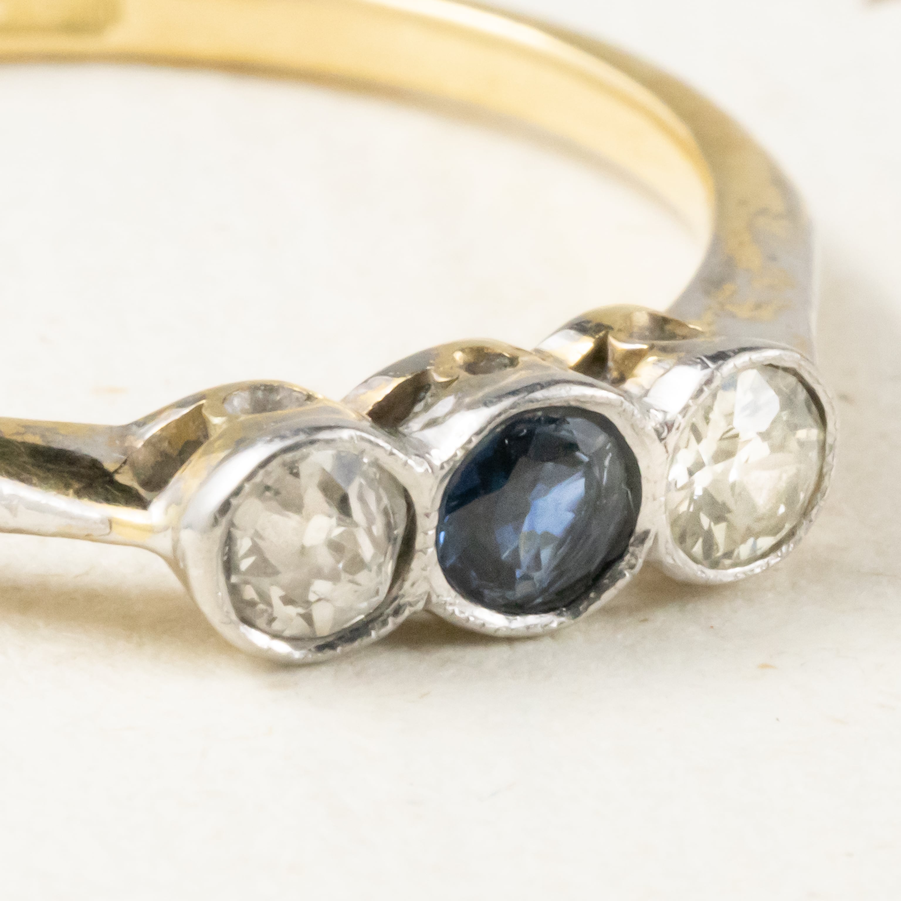 イギリス K18 アンティークリング 3ストーン 〜ロマンティックブルー