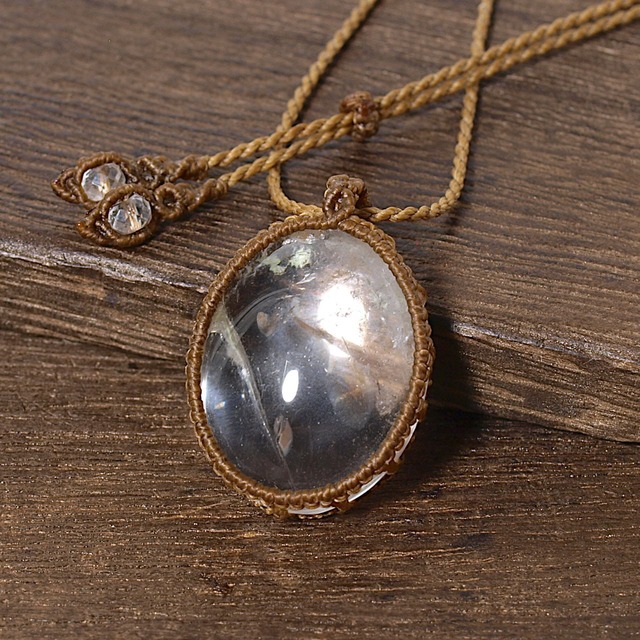 【一点物】小さな虹が見える水晶を包んだマクラメネックレスNo.6