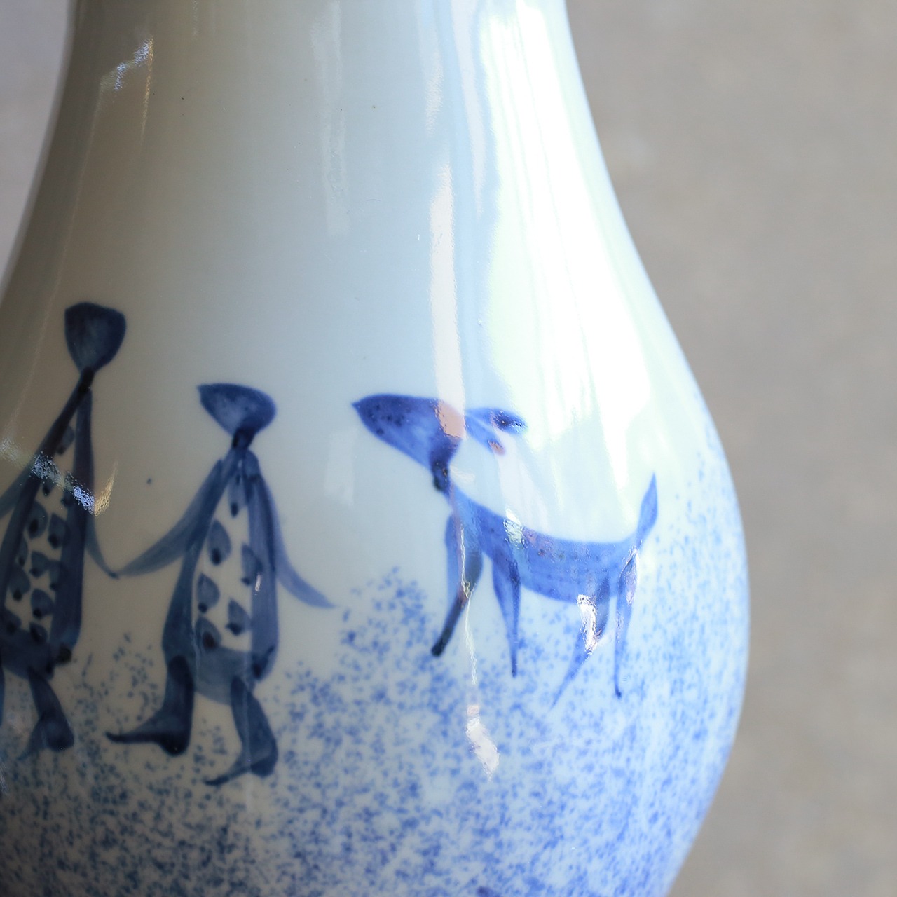 仲良しシカの親子が歩く、陶器のフラワベース