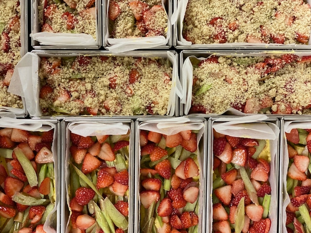 Rhubarb & Strawberry Crumble Cake 　ルバーブといちごのクランブルケーキ