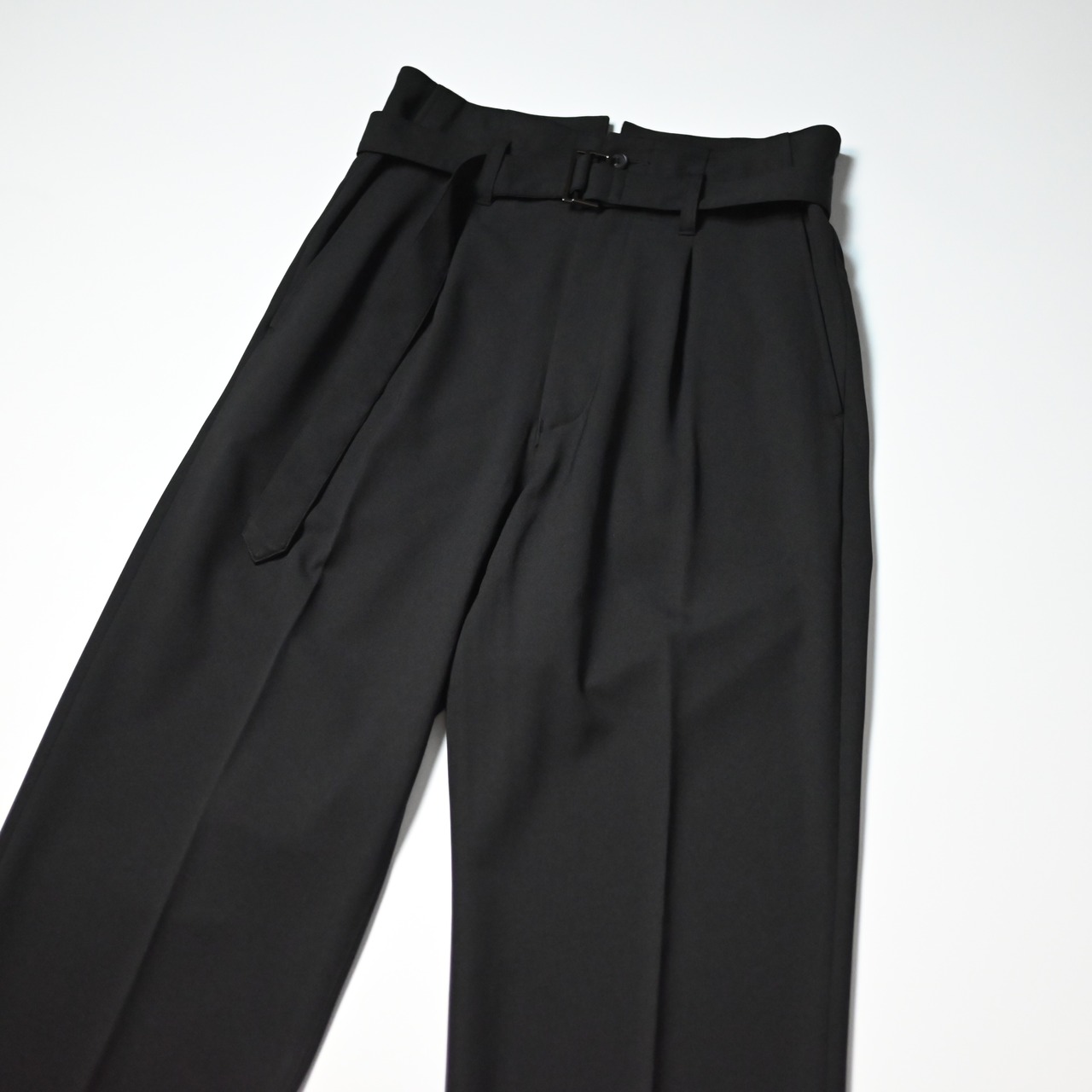 KUON / Single Pleated Belted Trousers