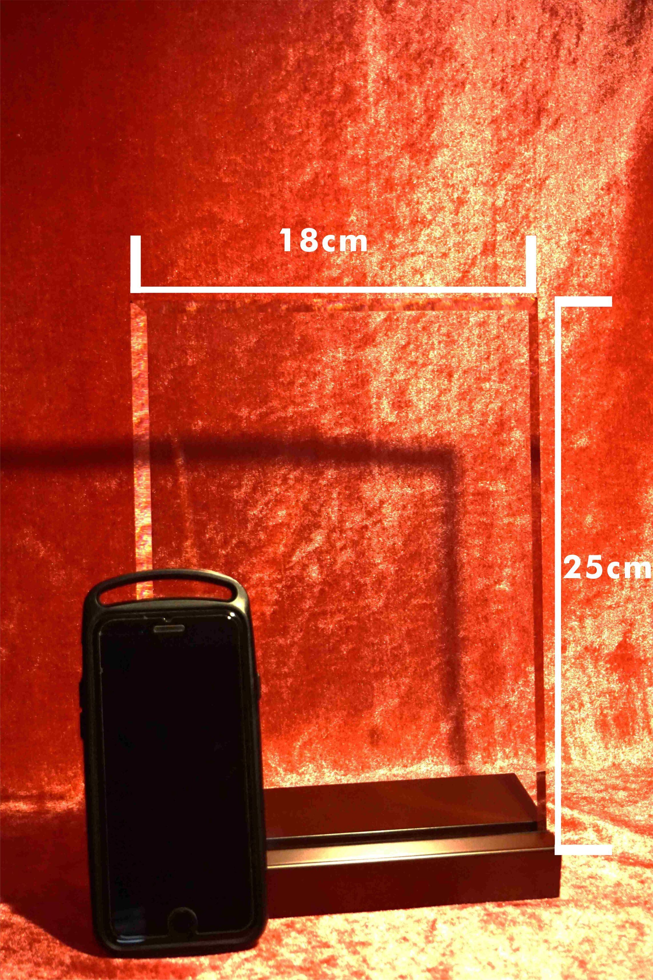 送料無料　写真彫刻　ガラス盾　中 18cm×25cm 木台付き ※思い出新聞付き