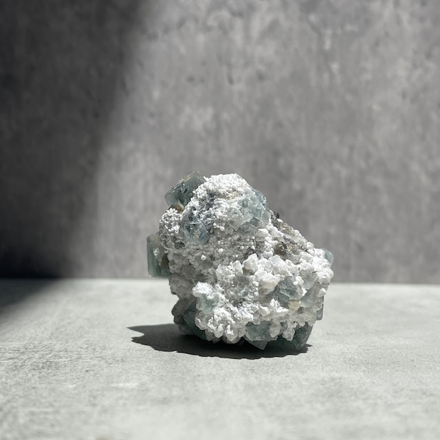 内モンゴル産 グリーンフローライト オン クォーツ 55×46×35mm 蛍光鉱物 共生標本 天然石 一点物