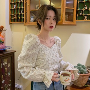 【韓国通販 dgo】french retro trumpet-sleeve tops 2colors（B0675）春が楽しくなるトップス