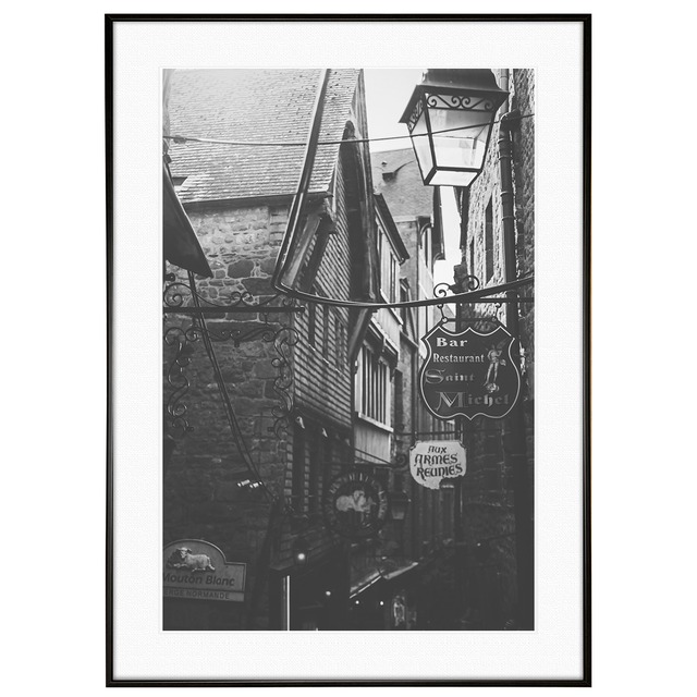 フランス写真 モン・サン＝ミシェルの通り インテリア モノクロアートポスター額装 AS3699