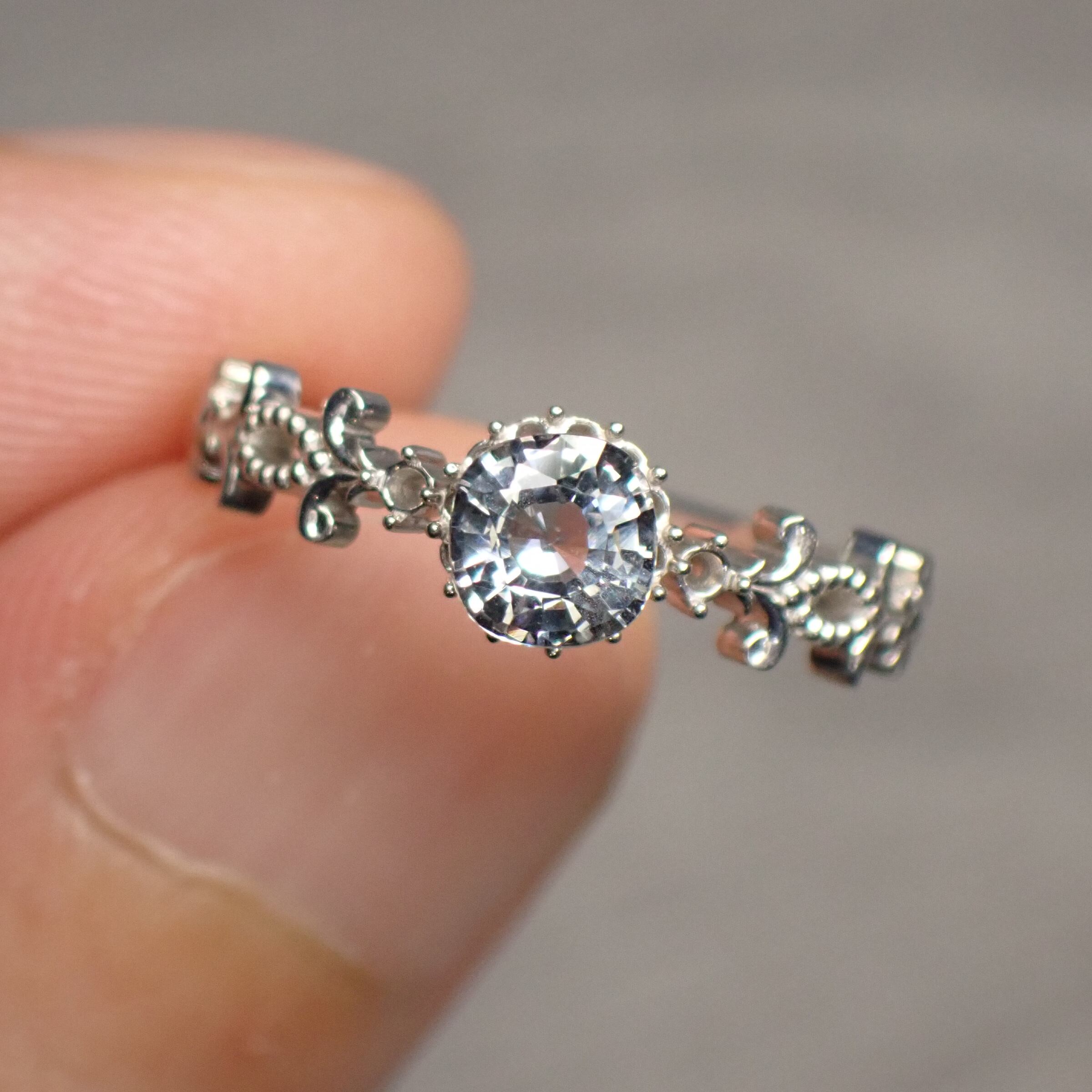 強い輝き☆プラチナカラーのスピネル 0.493ct | 宝石ルース販売 