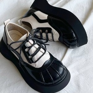 【送料無料】 スニーカー 3色 靴 シューズ 厚底 タンクソール ラウンドトゥ 丸トゥ 編み上げ レースアップ 靴ひも エレガント 可愛い 大人可愛い きれいめ シンプル カジュアル コンサバ 華やか 大人 上品 おしゃれ 春 レディース 女性用 30代 40代 デート お出かけ 女子会 お呼ばれ 休日 お茶会 授業参観 デイリーユース 普段使い ファッション コーデ スタイル 楽ちん 歩きやすい 定番 ホワイト ブラック ブラウン 大人カラー