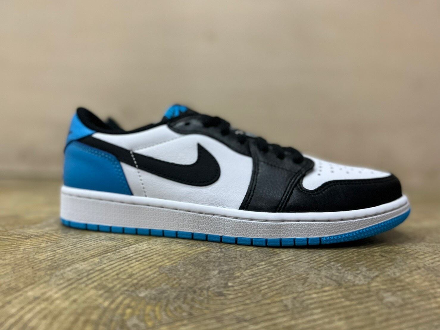 aj 1 low university blue