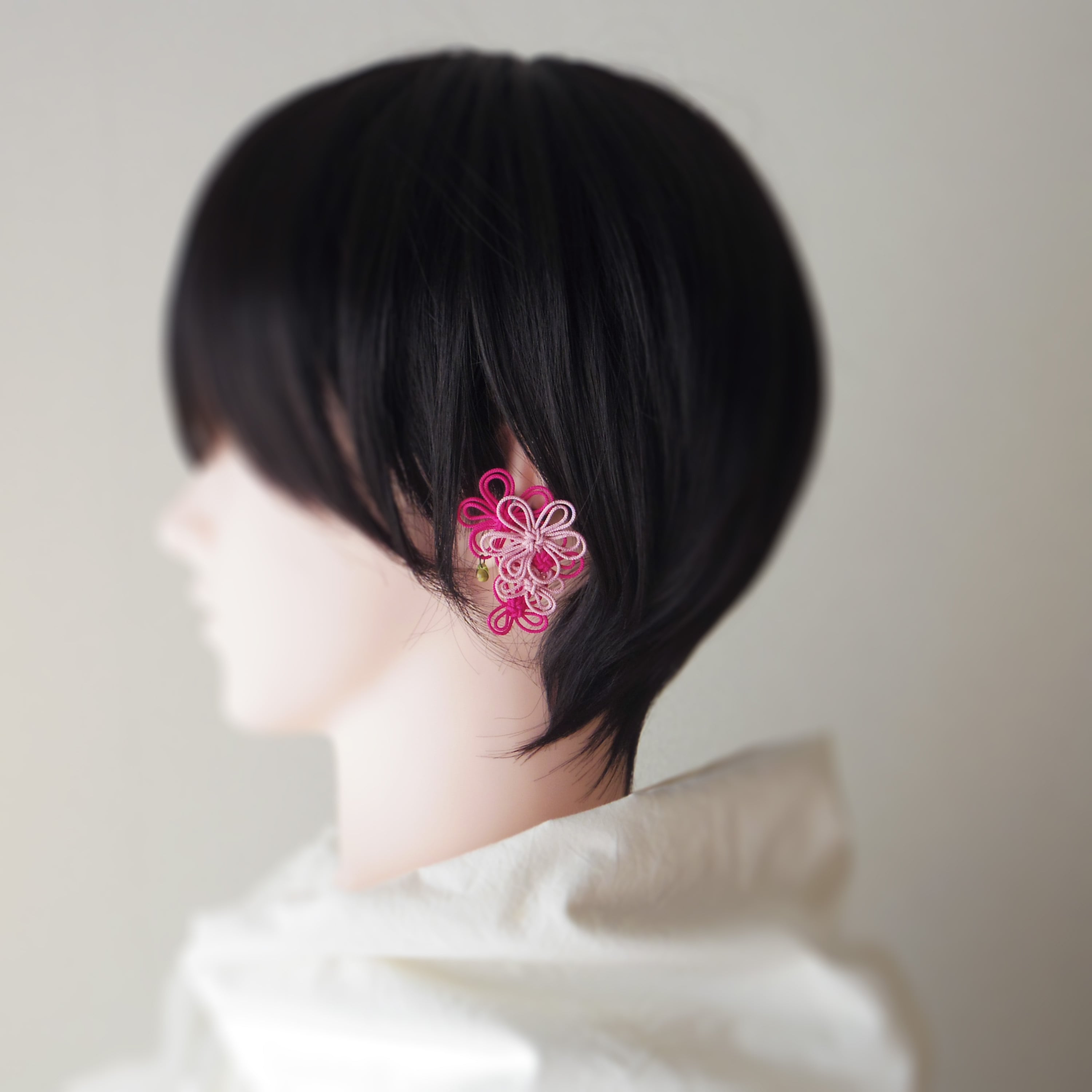 飾り結びかたっぽイヤーカフ「ひさし咲々」(淡ピンク×濃ピンク)【軽量和風アクセ】