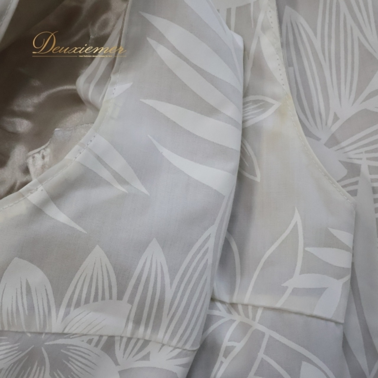 フラダンス 衣装 ワンピース ドレス ホワイト系 ワンカラー ノースリーブ パール リボン プルメリア柄 シンプル かわいい 華やか 上品 高級感 明るい 白 ハワイアン アロハ ハワイアンプリント フラ ダンス レッスン 練習 おしゃれ