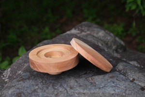 欅(ケヤキ)製、手のひらサイズの燻製器