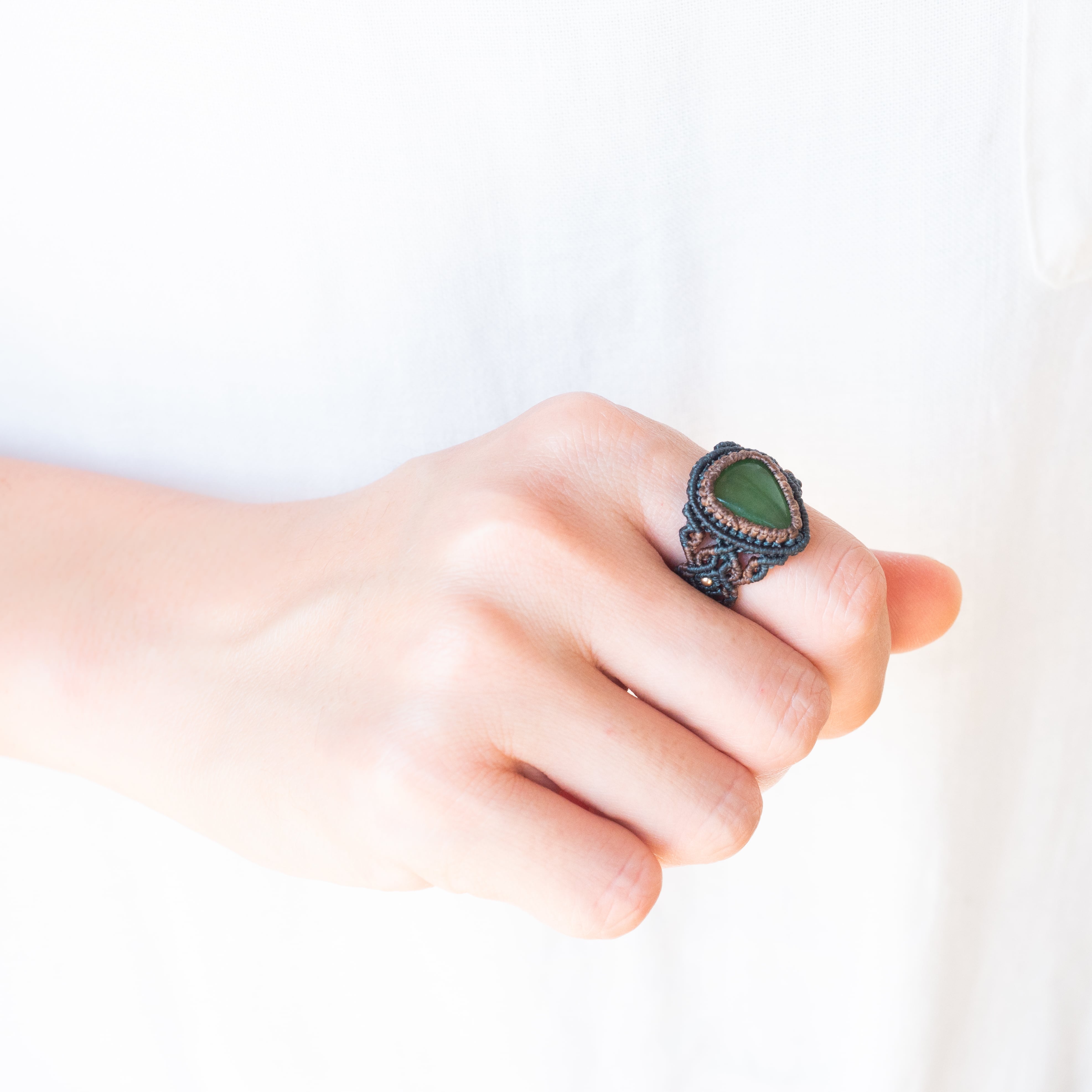 翡翠（ネフライトジェイド）のマクラメ編み 天然石リング | SHANTi WALA