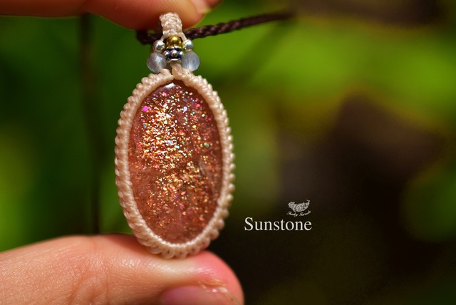 オレンジの光★サンストーン マクラメペンダント 693