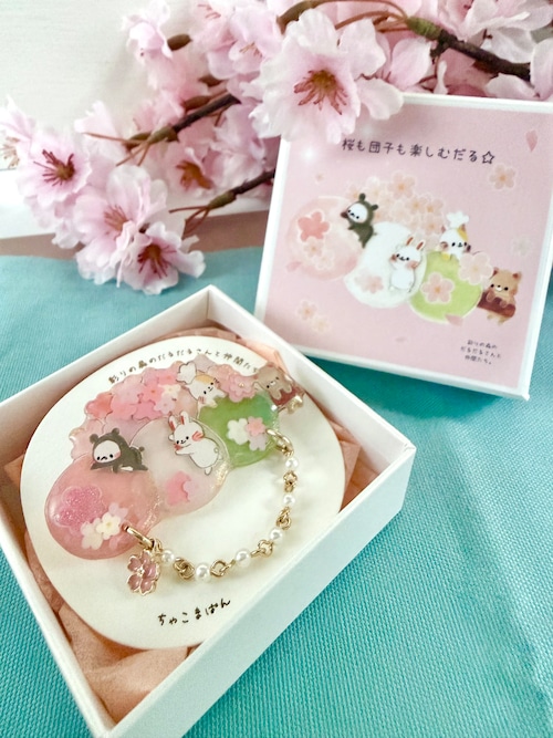 ブローチ『桜も団子も楽しむだる☆』スペシャル箱入りストーリーカード付き ブローチ『桜も団子も楽しむだる☆』スペシャル箱入りストーリーカード付き