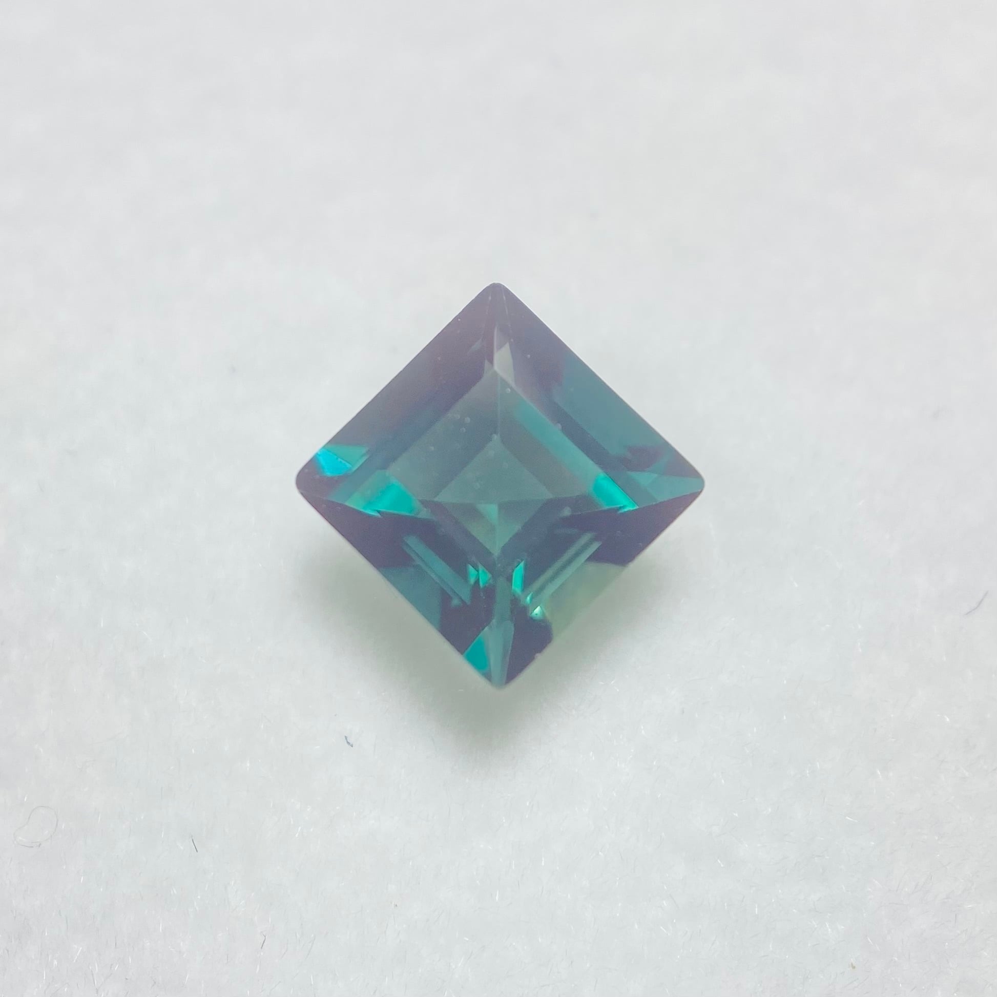 多色性が魅力的なグリーンアンデシン